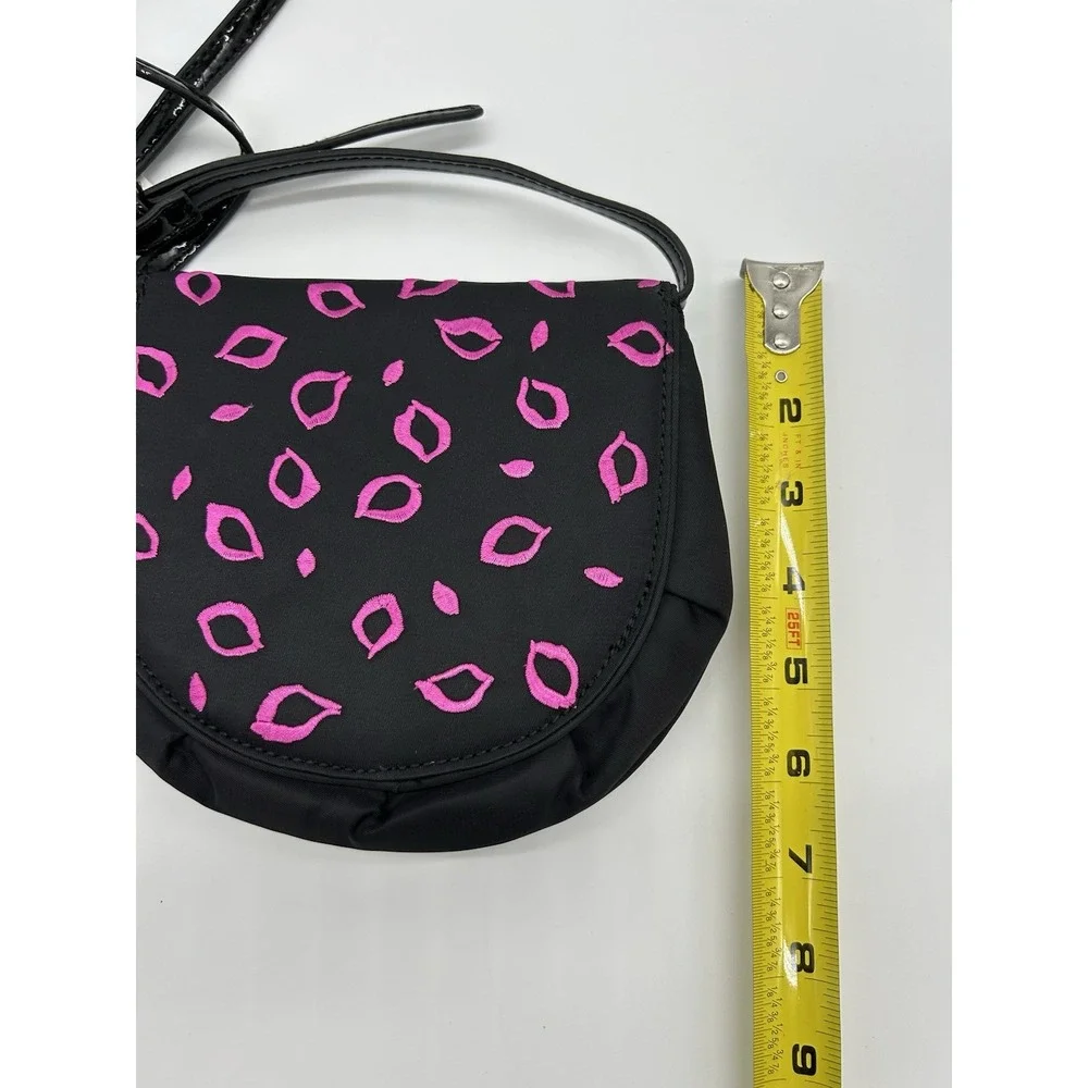 Vicky Tiel Black Fuchsia Lips‎ Embroidered Print Small Crossbody Purse Bag